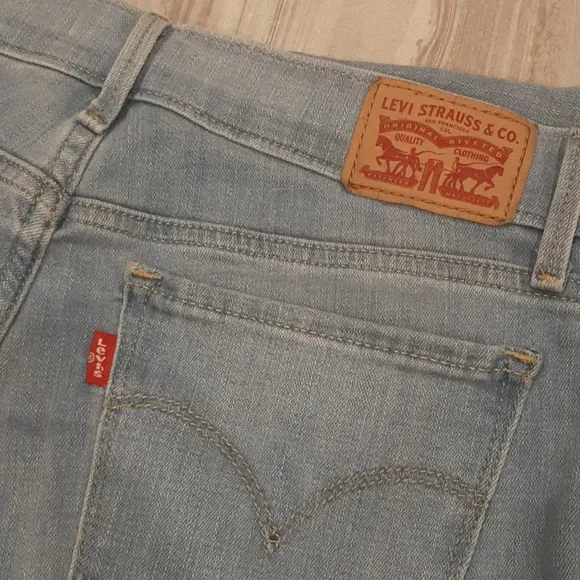 Levis - Picture 5 of 10